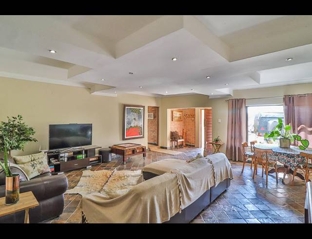 5 BEDROOM HOUSE SOLD IN LEEUWFONTEIN ESTATE